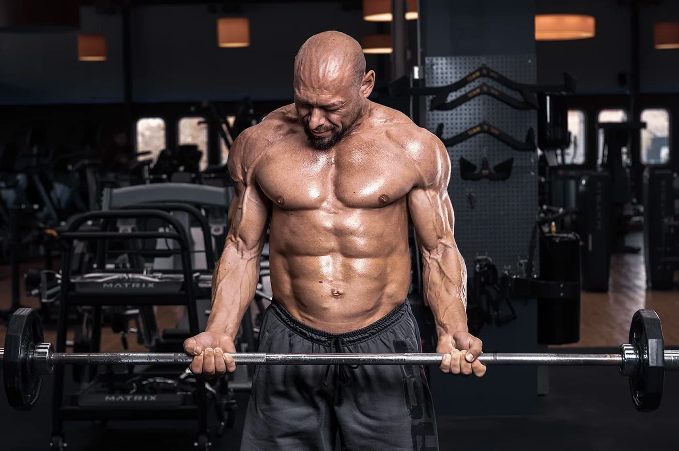 Mann macht ein Deadlift